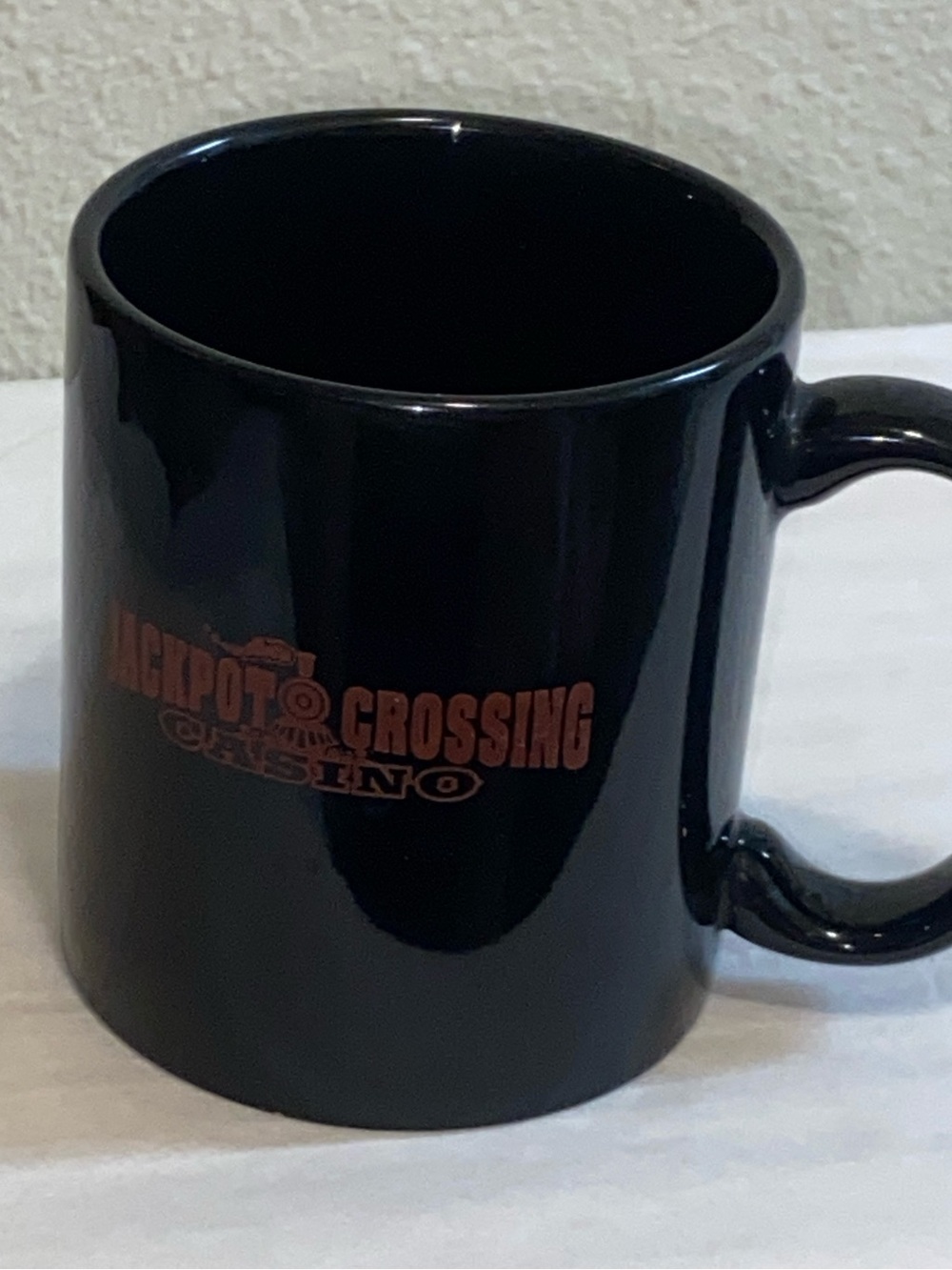 !it jeans Black Coffee Mug with Red Jackpot Design